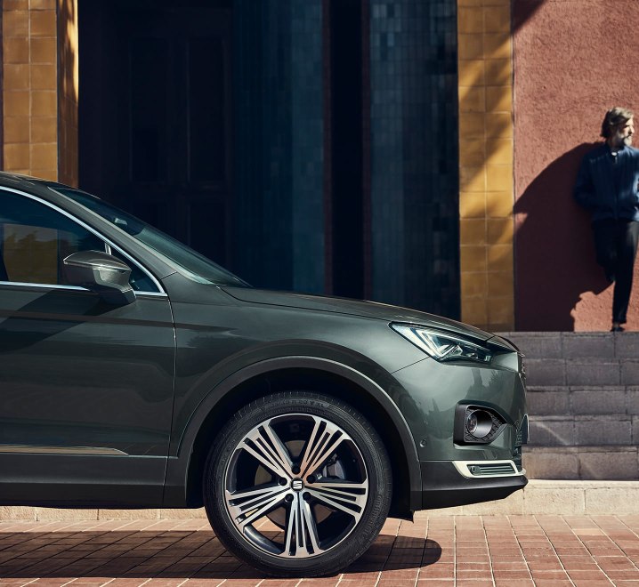 New SEAT Tarraco SUV 7 seater design front left 20 inch machined alloy wheel